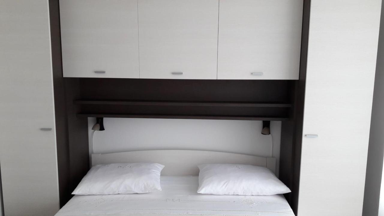 Apartment Nena- Apartman Sa Posebnim Ulazom U Prizemlju, Terasom I Zelenom Okucnicom Rakotule Kültér fotó